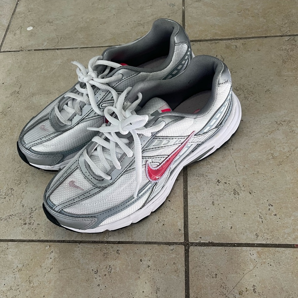Nike  initiator Women's White & Gray Running Sneakers with Pink Swoosh size 6.5